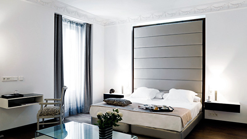 http://blog.kmpfurniture.com/wp-content/uploads/2012/08/modern-small-bedroom-design-ideas-in-elegant-nuances-1.jpg